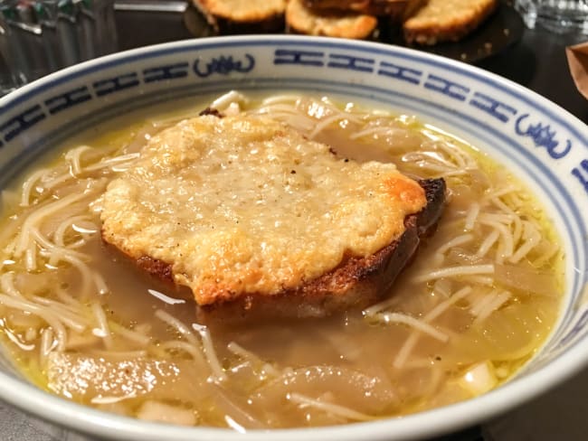 Un bol de soupe à l'oignon gratinée