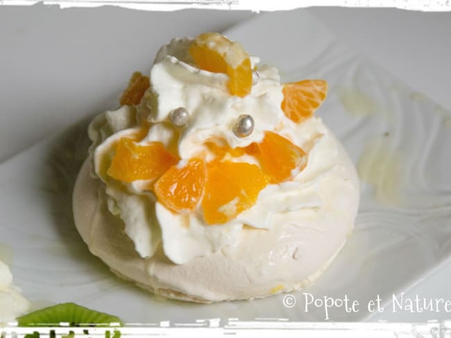 Un dessert gourmand à la meringue, pavlova à l'orange et aux clémentines