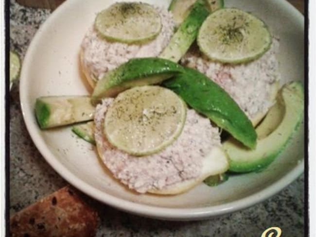 Un zeste d'agrume, mousse de ricotta au thon en coque de citron au citron vert et à l'aneth