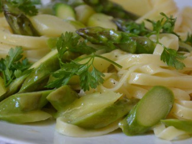 Tagliatelles, émincé d’asperges vertes