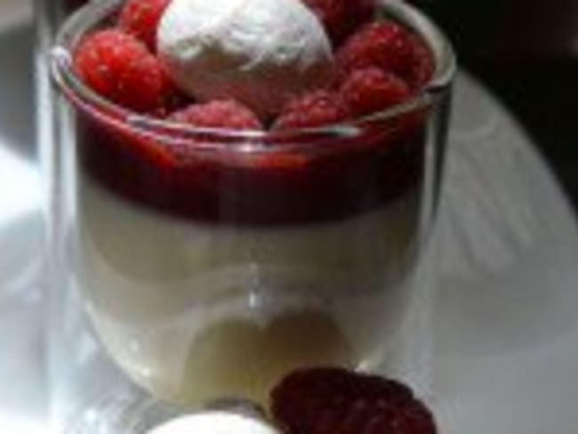 Panna cotta à la verveine, coulis de framboises et meringues parfumées