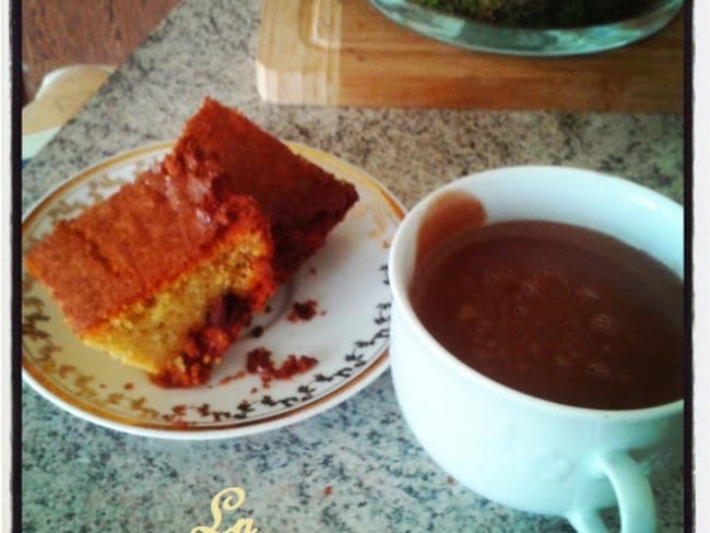 Cake au jus d'orange, cerises séchées et amandes hachées