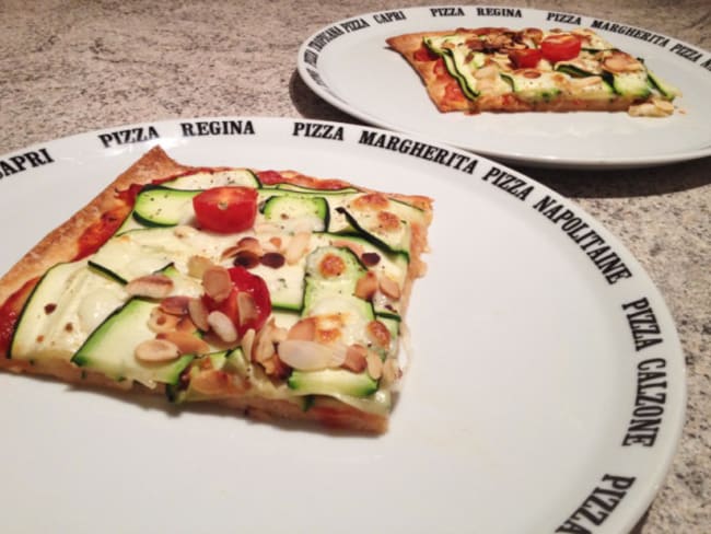 Pizza courgettes, amandes, mozzarella