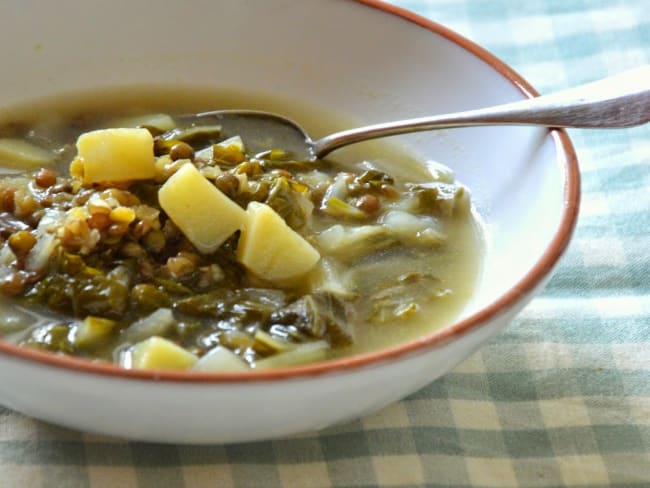 Soupe libanaise aux lentilles, pommes de terre et blettes