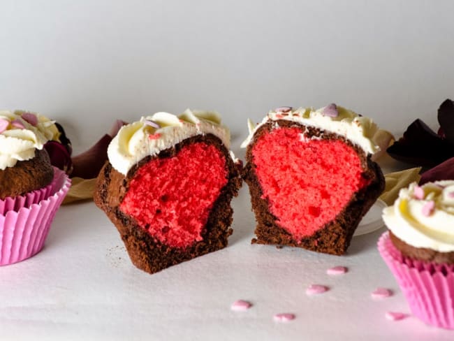 Cupcakes au chocolat avec un cœur rouge caché à l’intérieur