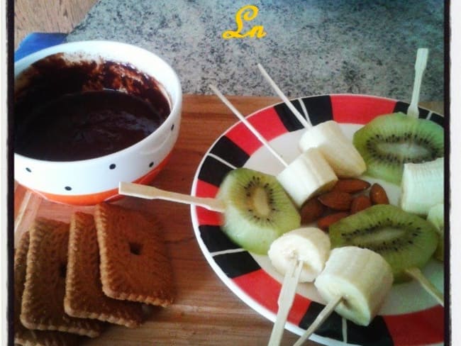 Fondue express chocolat noir amandes kiwi et bananes