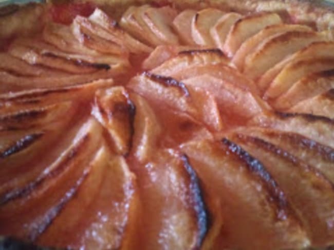 Tarte aux pommes au sirop de pralines roses Saint Genis