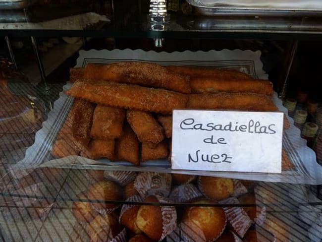 Casadielles espagnoles : des beignets frits, fourrés aux noix, noisettes, anis