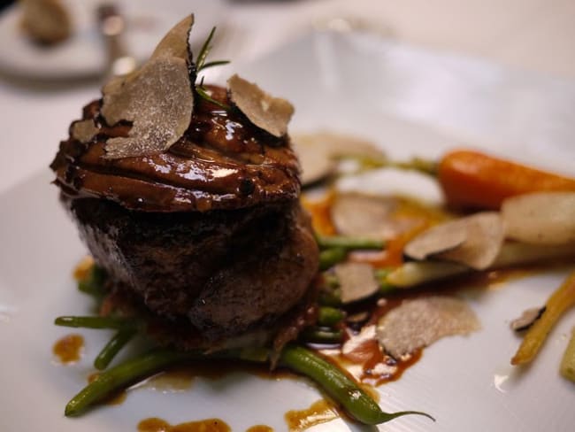 Tournedos à la Rossini, foie gras, truffe, sauce au vin blanc