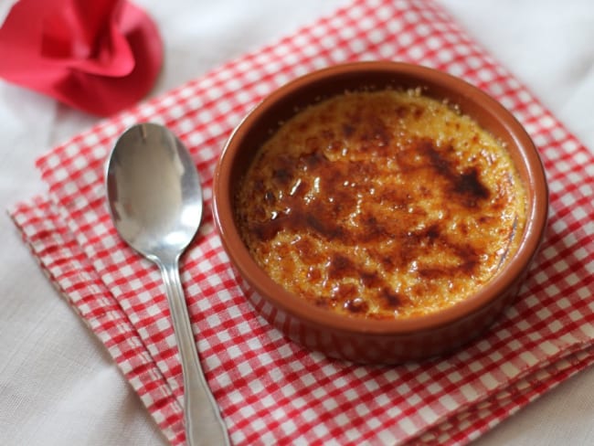 Recette de crème brûlée classique parfumée aux coquelicots