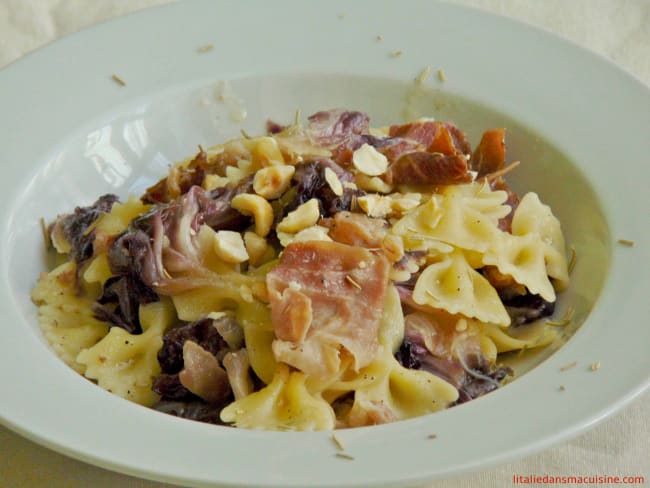 Farfalle au radicchio rouge, speck et noisettes