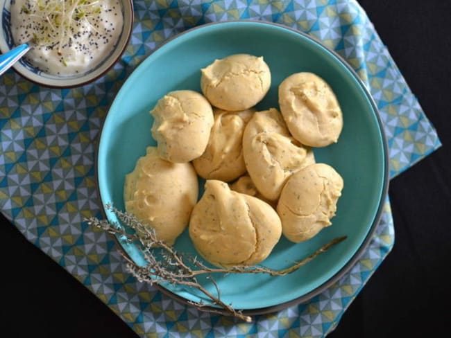 Biscuits aux pois chiches, pavot et aux herbes aromatiques et sauce moutardée à l'échalote