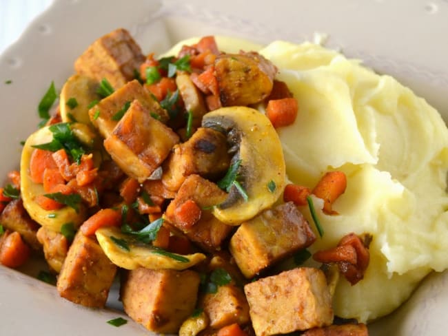 Tempeh au massalé purée de pomme de terre à l'ail et à l'huile d'olive