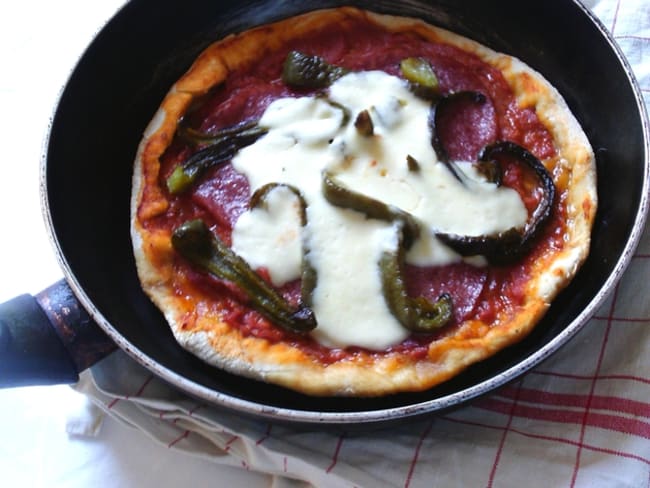 Pizza à la poêle au poivrons et au salami