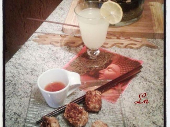 Mini boulettes de poulet au gingembre citronelle piment et beurre de cacahuète panées aux amandes