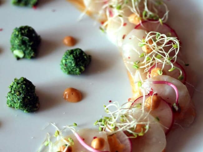 Noix de saint-jacques en carpaccio, corail crémé, radis et son pesto de fanes