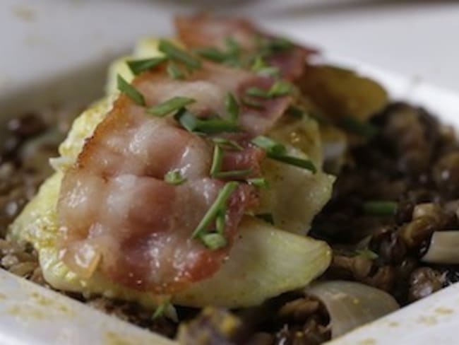 Skrei rôti au cumin lentilles et lard fumé