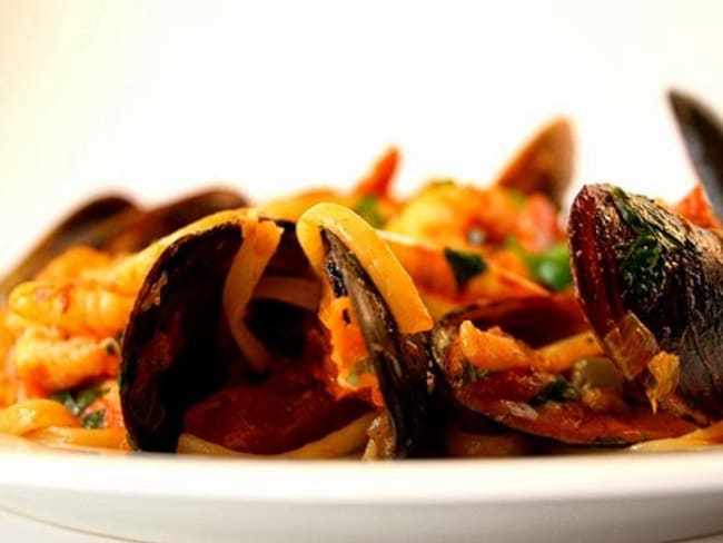 Pâtes spaghetti aux moules et au chorizo, épices