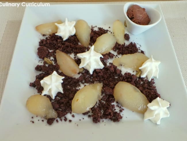 Crumble au chocolat de poires pochées à la cardamone et à la vanille