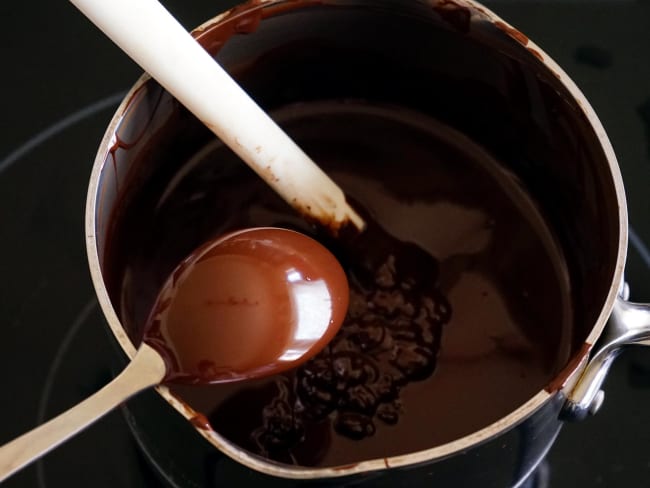 Tablage du chocolat noir au bain marie