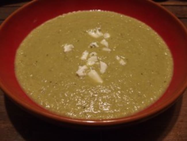 Soupe de chou romanesco et petits pois au roquefort