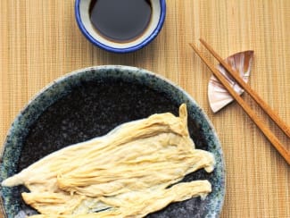 Un peu gay dans les coings: Tofu fumé et céleri au wok