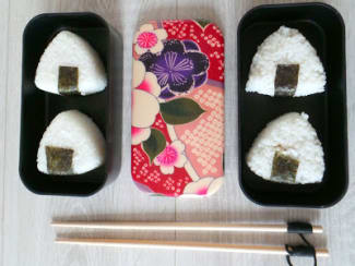 En cas de petite faim, l'onigiri est la recette japonaise qu'il