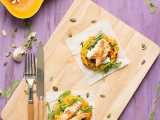 Rostis de courge butternut, crème d'ail, dinde au paprika