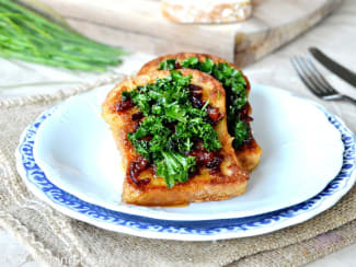 Pain perdu au kale et confit d’oignons au vinaigre balsamique