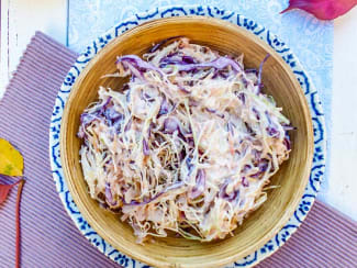 Salade coleslaw aux deux choux et baies roses