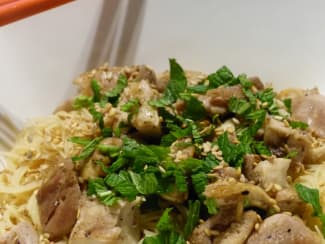Bowl de nouilles de riz au poulet à la vietnamienne Recette