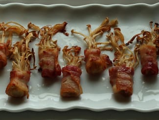 Roulés de champignons Enoki au bacon