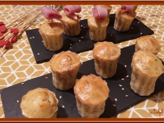 Minis cannelés au yaourt, bacon et sésame grillé