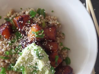 Bol ramen de légumes et sauce teriyaki aux arachides