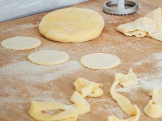 Bonne femme préparant un reçu fait main à la cuisine de la maison - local  Concept alimentaire avec préparation de pâtes italiennes faites maison -  chaud filtre de rétroéclairage lumineux Photo Stock - Alamy