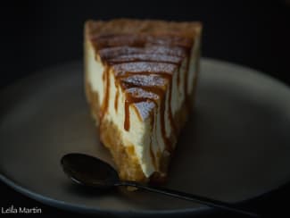 Tarte au fromage blanc aux pommes caramélisées et caramel au beurre salé