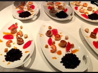 Riz noir aux pétoncles, saint-jacques et gambas