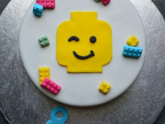 Activités, déco et gâteau pour un anniversaire Légo - La cour des