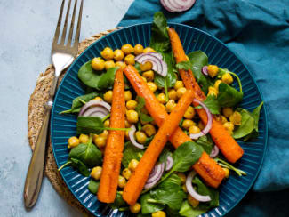 Carottes rôties, pois chiches et jeunes pousses d'épinards