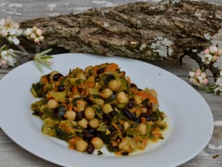 Salade marocaine : pois chiche, coriandre, menthe, pickles d