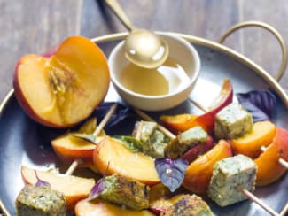 Brochettes de tofu basilic et pêches