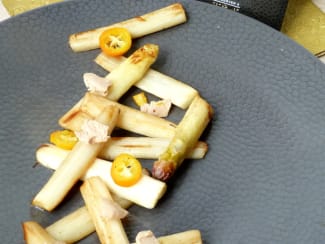 Asperges poêlées, foie gras et kumquats