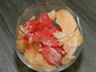 Granité de melon et coulis de fraises gelé