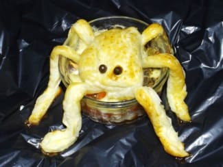 Ramequins araignée de tomate, mozzarella et poivron gratinés d'Halloween