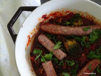 Lentilles vertes aux saucisses et sauce tomate