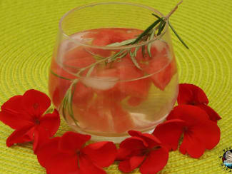 Recette Detox water 3 agrumes et romarin (facile, rapide)