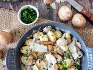 Mini cocotte feuilletée au poulet et champignons - Les petits secrets de  Lolo