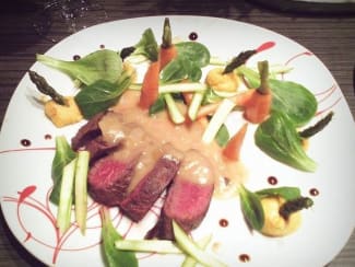 Plat De Steak D'autruche Rôti Avec Mini Sauce Kiwi Viande Aux