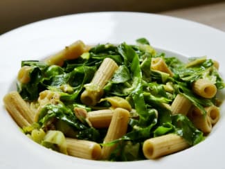 Penne au chou rouge et sauce au beurre de cacahuètes