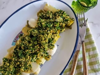 Plat de poissons variés, servi avec une salsa verte fraîche